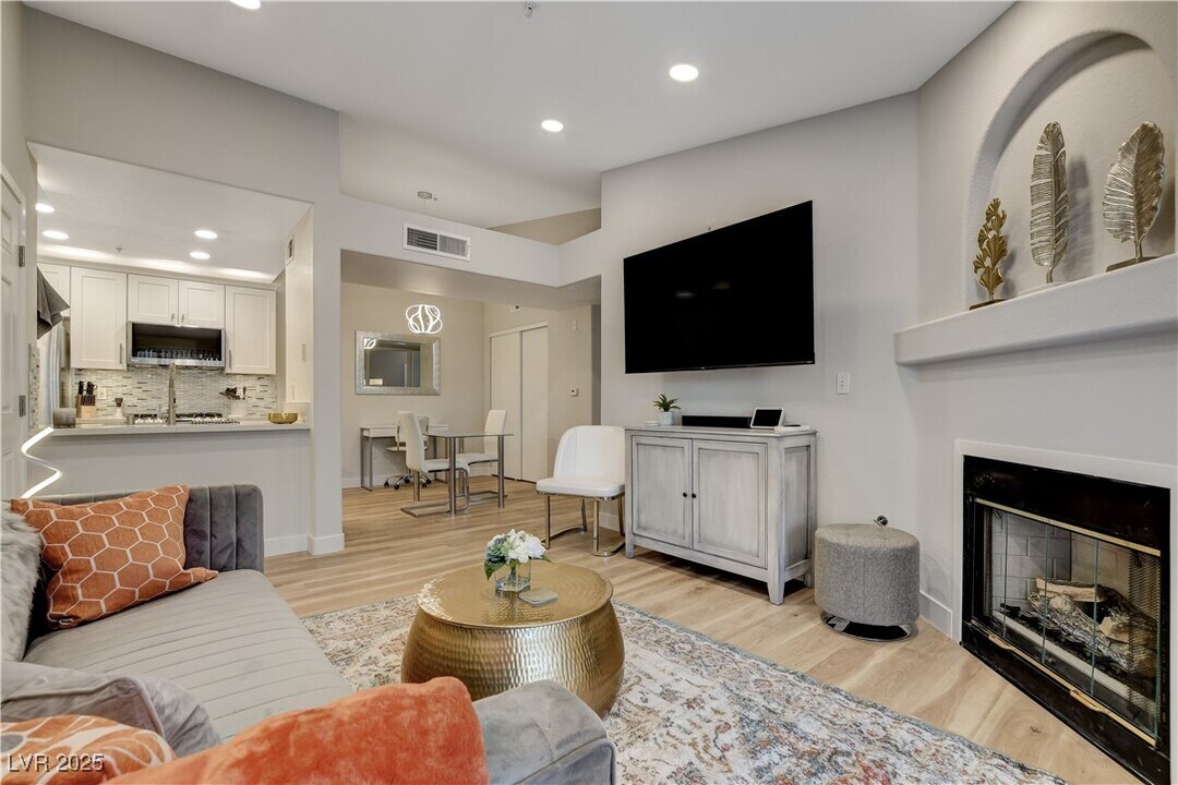 950 Seven Hills Dr in Henderson, NV - Building Photo