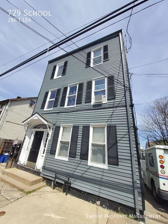729 School St in Bethlehem, PA - Building Photo