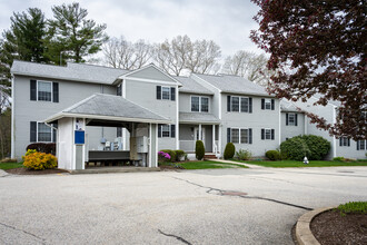 The Lakes Condominiums in Greenville, RI - Foto de edificio - Building Photo