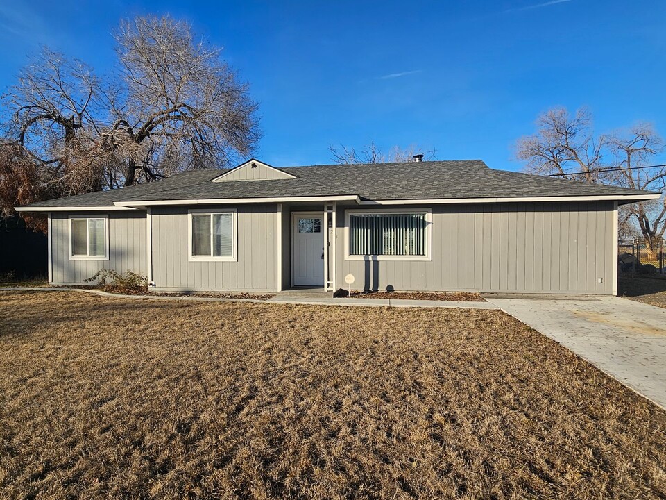 1233 Arlington Dr in Moses Lake, WA - Building Photo