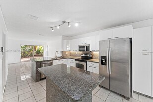 1120 W Lake St in Hollywood, FL - Building Photo