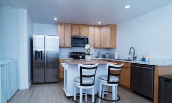 123 Sunset Pkwy, Unit A in Novato, CA - Building Photo