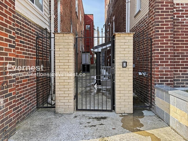 2438 Callow Ave in Baltimore, MD - Foto de edificio - Building Photo