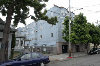 Santana Apartments in Oakland, CA - Foto de edificio - Building Photo