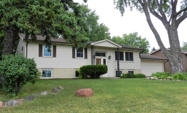 2571 Crown Hill Ct in White Bear Lake, MN - Building Photo - Building Photo