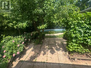 2069 Thornlea Dr in Oakville, ON - Building Photo - Building Photo