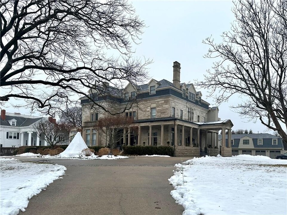 719 Bellevue Ave in Newport, RI - Building Photo