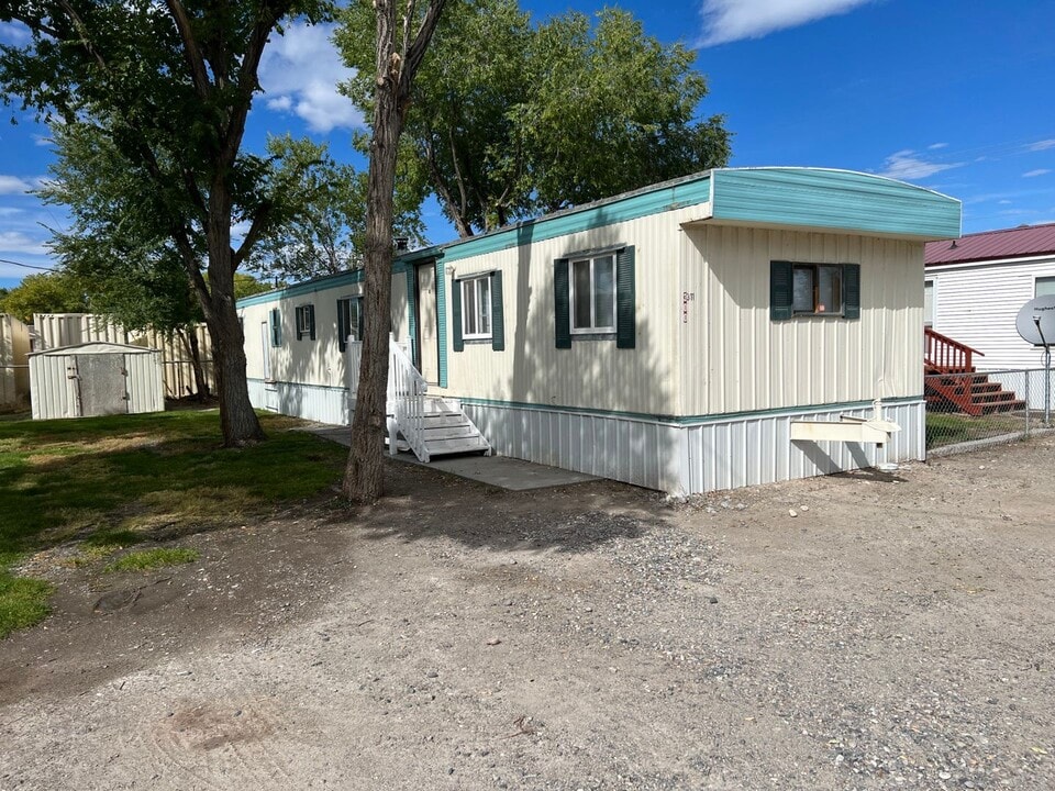 300 Linda Lee Rd in Riverton, WY - Building Photo