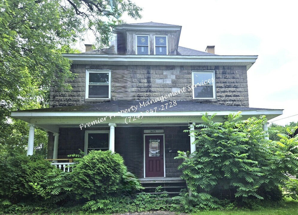 1429 Hall Ave in Sharon, PA - Building Photo