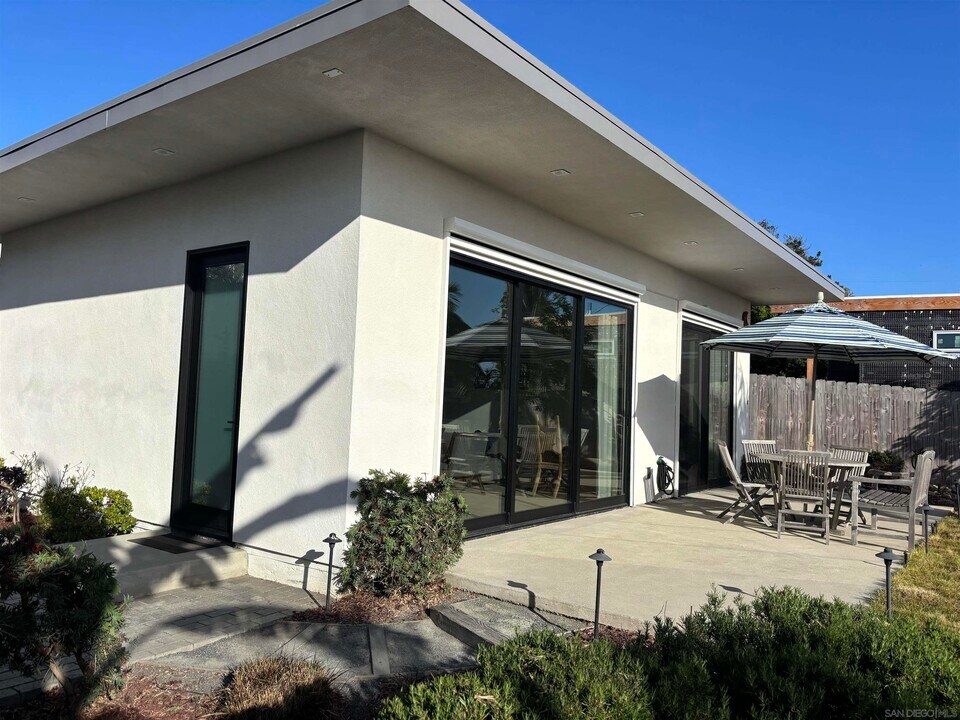 339 S Granados Ave in Solana Beach, CA - Building Photo