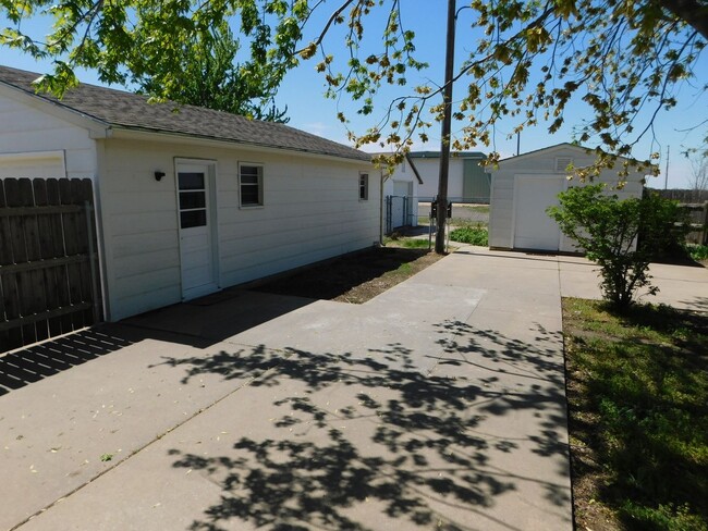 2031 SW Prairie Creek Rd in Benton, KS - Foto de edificio - Building Photo