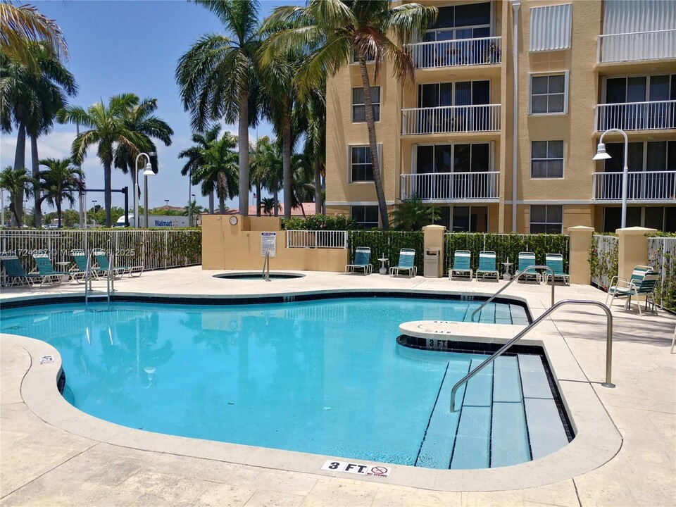 1341 SE 3rd Ave in Dania Beach, FL - Foto de edificio