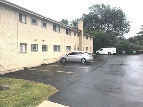 725 Busse Hwy in Park Ridge, IL - Building Photo - Building Photo