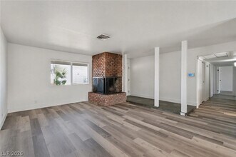 1319 S Lindell Rd in Las Vegas, NV - Building Photo - Building Photo