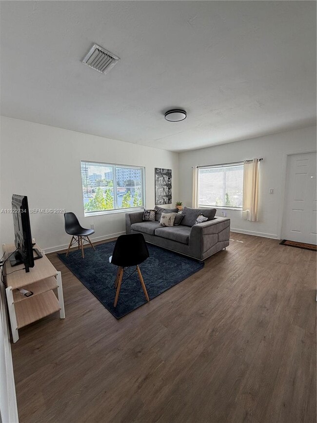 1215 NE 109th St in Miami, FL - Building Photo - Building Photo