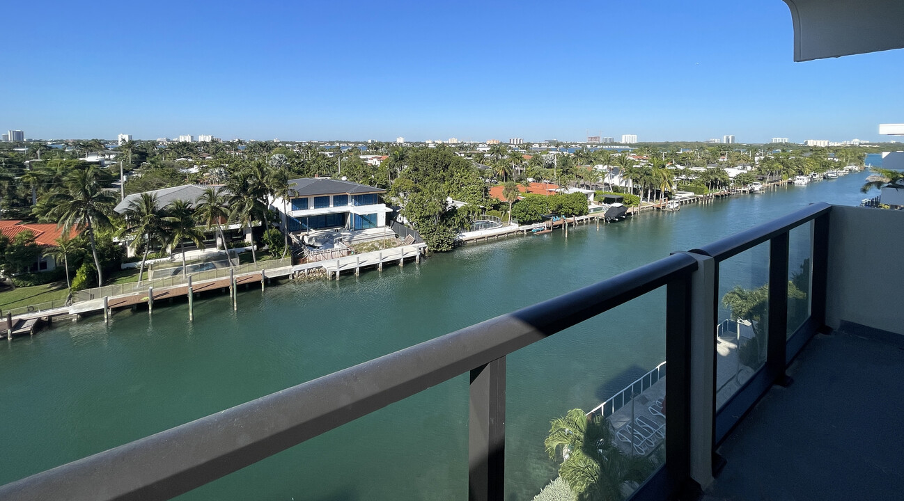 9800 W Bay Harbor Dr, Unit 710 in Bay Harbor Islands, FL - Foto de edificio