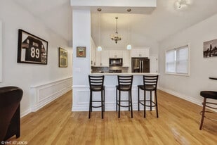 118 N Leavitt St in Chicago, IL - Building Photo