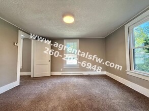 902 E 1st St in Auburn, IN - Foto de edificio - Building Photo