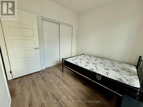 3265 Carding Mill Trail in Oakville, ON - Building Photo - Building Photo
