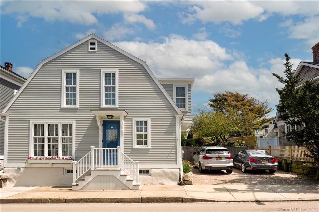 25 Water St in Stonington, CT - Building Photo