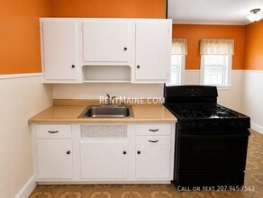 24 Grove St in Bangor, ME - Building Photo - Building Photo