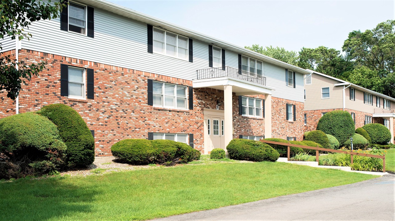 Indian Brook Apartments in Glenville, NY - Building Photo