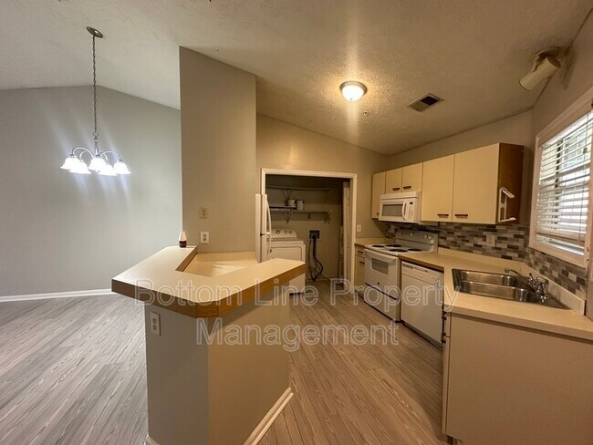 942 Stewarts Creek Dr in Fayetteville, NC - Building Photo - Building Photo