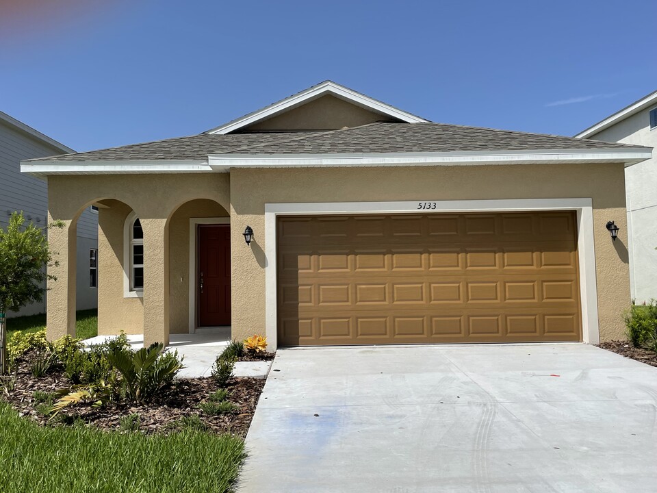 5133 Sea Mist Ln in Zephyrhills, FL - Building Photo