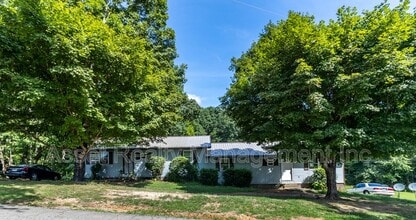 221 Pattie Gap Rd in Philadelphia, TN - Building Photo - Building Photo