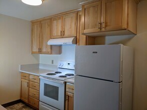 2229 Hawthorne St, Unit D in Forest Grove, OR - Building Photo - Building Photo