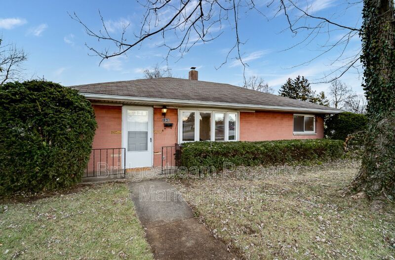 1949 E Stroop Rd in Dayton, OH - Building Photo