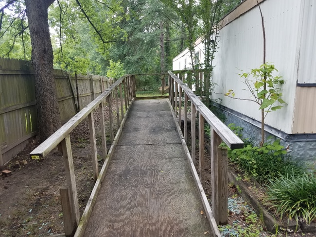 413 Miller St in White Oak, TX - Foto de edificio - Building Photo