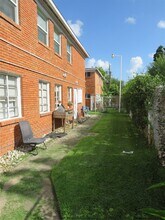 5804 Newcastle St in Bellaire, TX - Building Photo - Building Photo