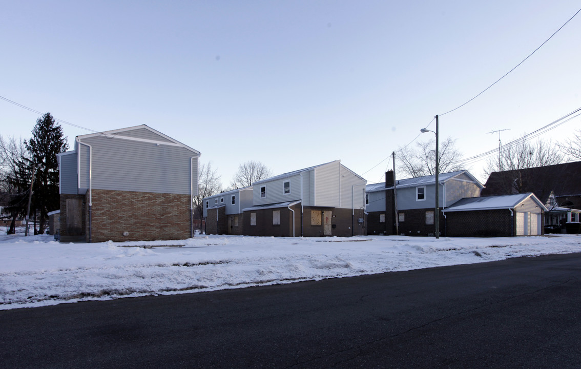 1202 9th St NE in Canton, OH - Building Photo