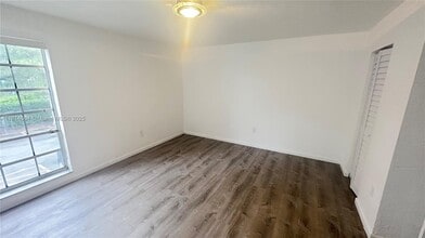 10836 N Kendall Dr in Miami, FL - Building Photo - Building Photo