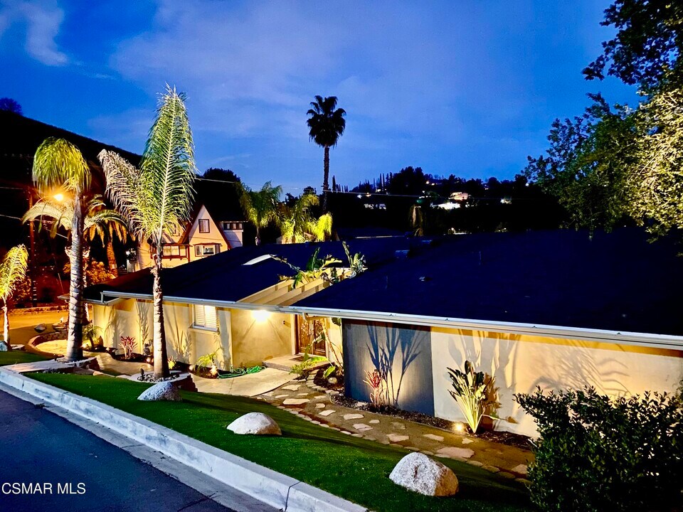 23225 Cass Ave in Los Angeles, CA - Building Photo