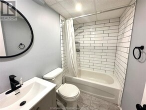 222 St Clair St in Chatham, ON - Building Photo - Building Photo