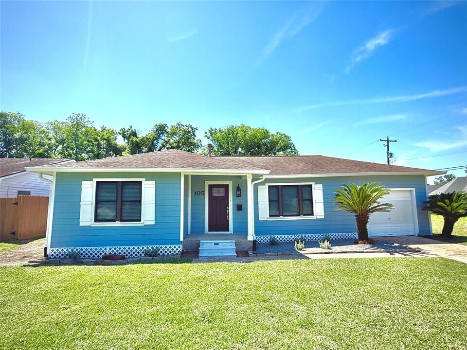 105 Birch St in Lake Jackson, TX - Building Photo