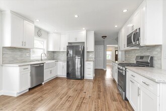 22 Lido Pkwy in Lindenhurst, NY - Building Photo - Building Photo