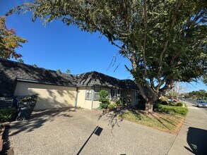 6690 Gloria Dr in Sacramento, CA - Building Photo - Building Photo