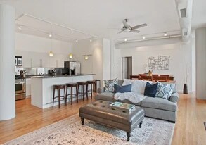 939 W Huron St, Unit 208 in Chicago, IL - Building Photo