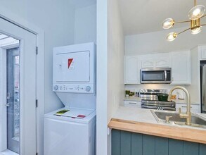 546 E 5th St, Unit 1 in Boston, MA - Building Photo - Building Photo