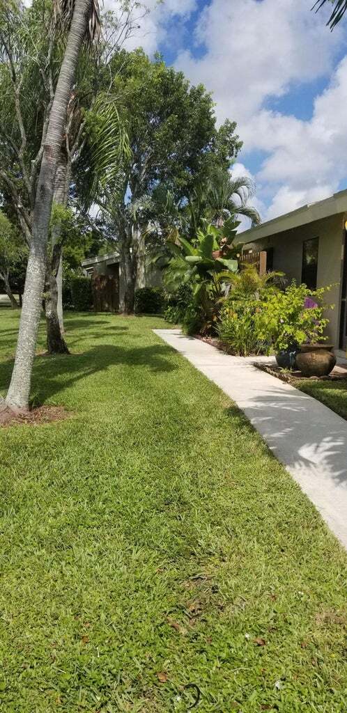 261 Meadows Dr in Boynton Beach, FL - Foto de edificio - Building Photo