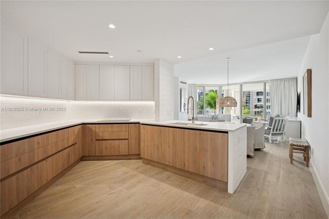 705 Crandon Blvd in Key Biscayne, FL - Building Photo - Building Photo