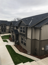 Gravens Grove Apartments in King City, OR - Foto de edificio - Building Photo