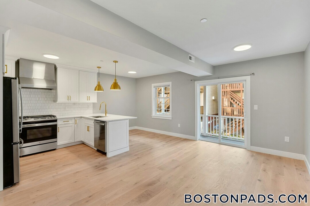 101 A Morris St in Boston, MA - Building Photo