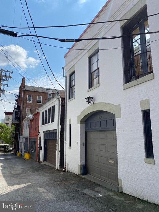 17 E Branch Ln in Baltimore, MD - Building Photo