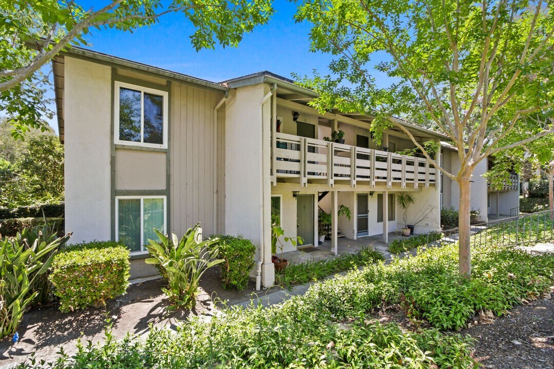 23732 Hillhurst Dr in Laguna Niguel, CA - Building Photo