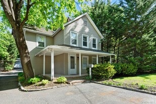 147 Fort Salonga Rd in Northport, NY - Building Photo