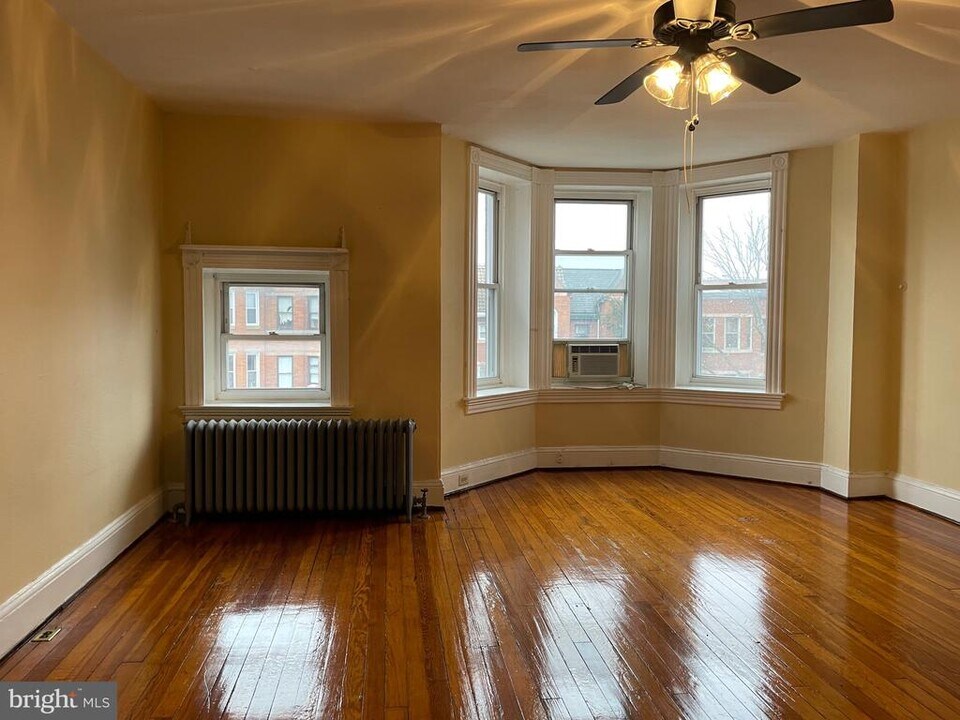 2728 St Paul St in Baltimore, MD - Foto de edificio